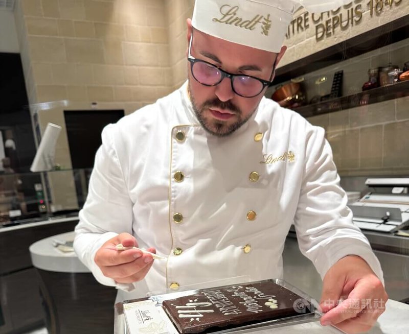 瑞士蓮巧克力博物館，每日都有專業師傅現場為客人特製巧克力，瑞士製造的巧克力也成為觀光亮點。中央社記者郭芳君蘇黎世攝　115年3月30日