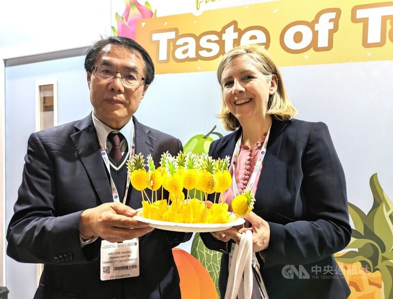 台南市長黃偉哲（左）率團赴倫敦，首度參加英國規模最大的國際食品飲料展（IFE），30日開幕，近日剛訪問台南的英國大林肯郡市長詹金斯（右）出席，為台南農漁特產站台。中央社記者陳韻聿倫敦攝　115年3月31日