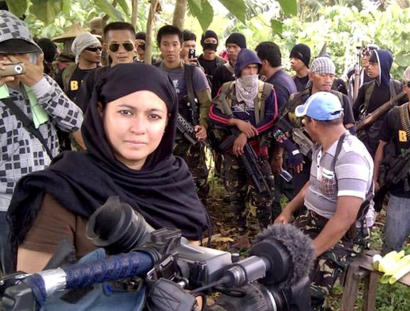 前戰地記者、菲律賓作家奧蒂加斯（前）2013年在菲律賓南部民答那峨島（Mindanao）採訪叛軍組織。（奧蒂加斯提供）中央社記者李宗憲曼谷傳真　115年3月31日