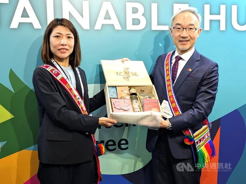 花蓮縣政府在英國規模最大的國際食品飲料展（IFE）設置花蓮館，展出米粉、蕎麥茶、醇豆奶茶、金針花茶、蛋捲等多樣有機產品，並將部分產品製作成禮盒，由縣府農業處處長陳淑雯（左）贈與出席花蓮館開幕式的駐英國代表姚金祥（右）。中央社記者陳韻聿倫敦攝　115年3月31日