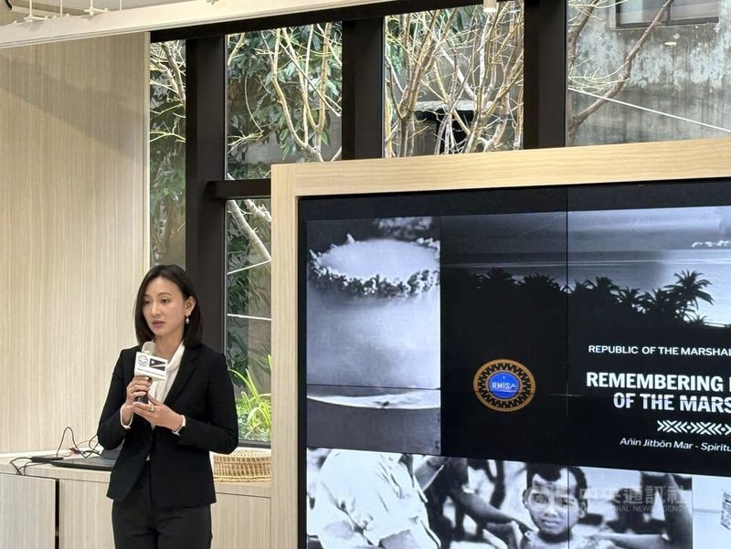 新北市青年局31日協助友邦馬紹爾群島共和國大使館，在新北市青職基地舉辦「核試受難紀念日」活動。青年局長邱兆梅致詞表示，盼透過活動讓台灣年輕人更了解外交盟友的人文歷史。中央社記者曹亞沿攝　115年3月31日