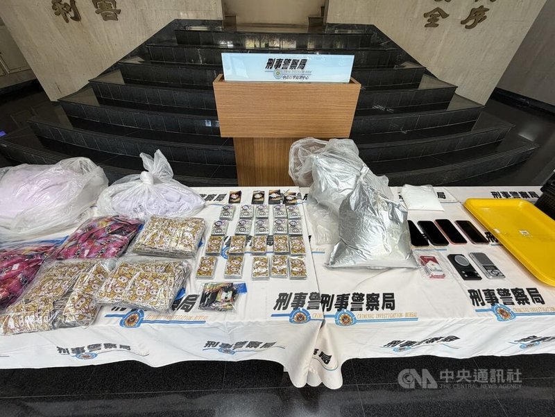 林姓男子涉嫌與毒品集團合作，租下苗栗縣頭份市一處高檔別墅設置毒品分裝場，案經刑事局民國114年10月間前往查緝，逮捕林男並查扣大批毒品煙油、彩虹菸等證物送辦。（翻攝照片）中央社記者蘇木春傳真　115年3月31日