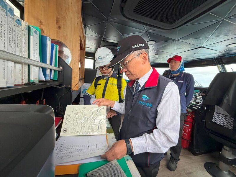 清明連假即將到來，交通部航港局規劃4月2日至7日啟動為期6天的海運疏運，總計將投入13條航線、開航1170航次。圖為航港局副局長劉志鴻（前）督導台東天王星21號情形。（航港局提供）中央社記者余曉涵傳真　115年3月31日