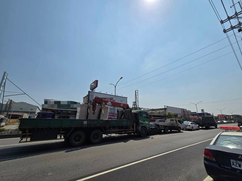 盧姓大貨車駕駛31日沿高雄市仁武區鳳仁路由北向南行駛，疑未保持安全距離及未注意車前狀況，不慎追撞前方自小客車，再波及前方停等紅燈的小貨車、自小客車及大貨車，造成5部車受損、1名駕駛擦挫傷。（高雄市政府警察局仁武分局提供）中央社記者張已亷傳真　115年3月31日