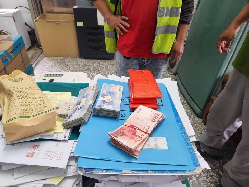 台中市大肚區清潔隊30日執行大型家具預約收運任務,舊衣櫃突然掉出牛皮紙袋,且裝有大量紙鈔,經警方至鄰近銀行商借點鈔機,清點確認金額達新台幣50萬9000元,成功聯繫上失主並返還失物。(警方提供)中央社記者蘇木春傳真 115年3月31日