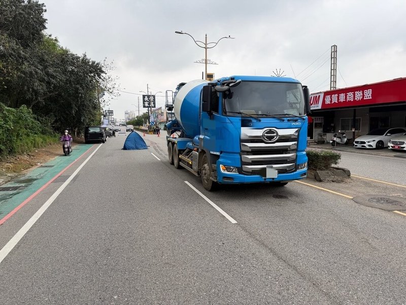 桃園市中壢區環中東路31日下午發生交通事故，1名外送員不明原因滑倒，遭後方水泥預拌車輾過當場死亡，目前現場交通狀況已排除，警方將持續調查釐清肇事原因。（桃園市警局中壢分局提供）中央社記者吳睿騏桃園傳真　115年3月31日