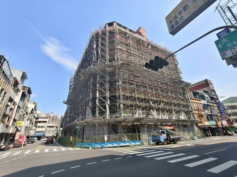 台南市中西區來亞大樓民國114年初地震後，被列為危險建築，市府預定4月1日開始執行拆除。（台南市政府提供）中央社記者張榮祥台南傳真　115年3月31日