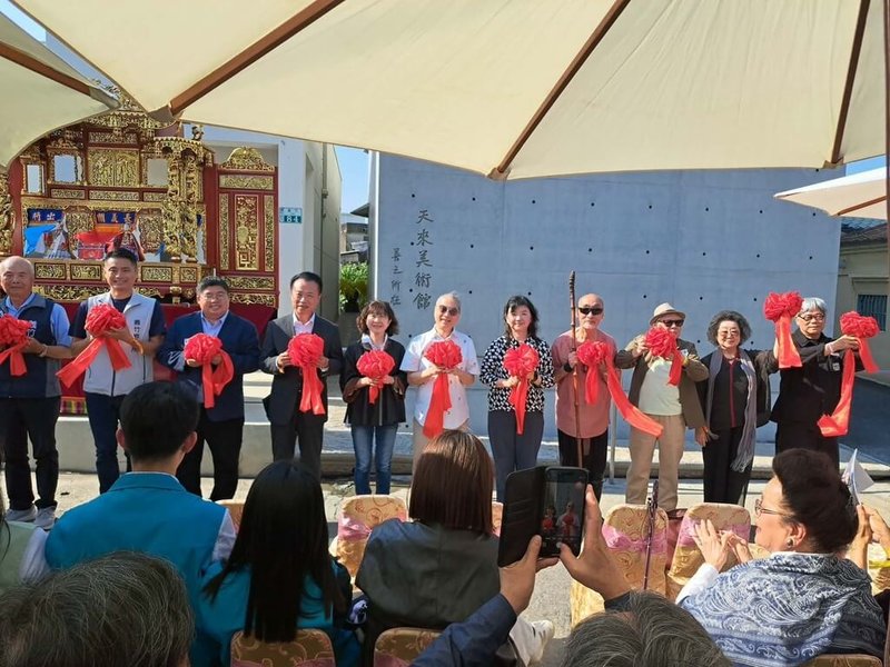 位於嘉義縣義竹鄉的天來美術館31日開幕，出版人王榮文（中）說，原本考慮設立圖書館，後來認為美術館更具發展可能，期望美術館能成為藝術交流的平台，為地方注入活力。（天來美術館提供）中央社記者邱祖胤傳真　115年3月31日