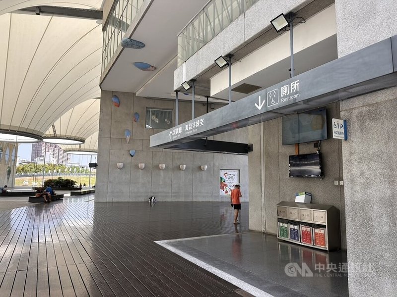 高雄大東文化藝術中心廁所近來多次嚴重堵塞，清潔人員疏通時發現遭人丟棄注射針頭。高雄市文化局表示，已通報派出所，同時也加強清潔人員的安全防護，警方及園區保全將持續加強巡檢。中央社記者林巧璉攝　115年3月31日