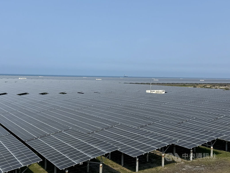 雲林縣「韋能能源新興電廠」占地226公頃,目前為全台最大的單一光電案場,有68萬片太陽能板,每天發電可提供9萬戶民生用電。中央社記者姜宜菁攝 115年3月31日