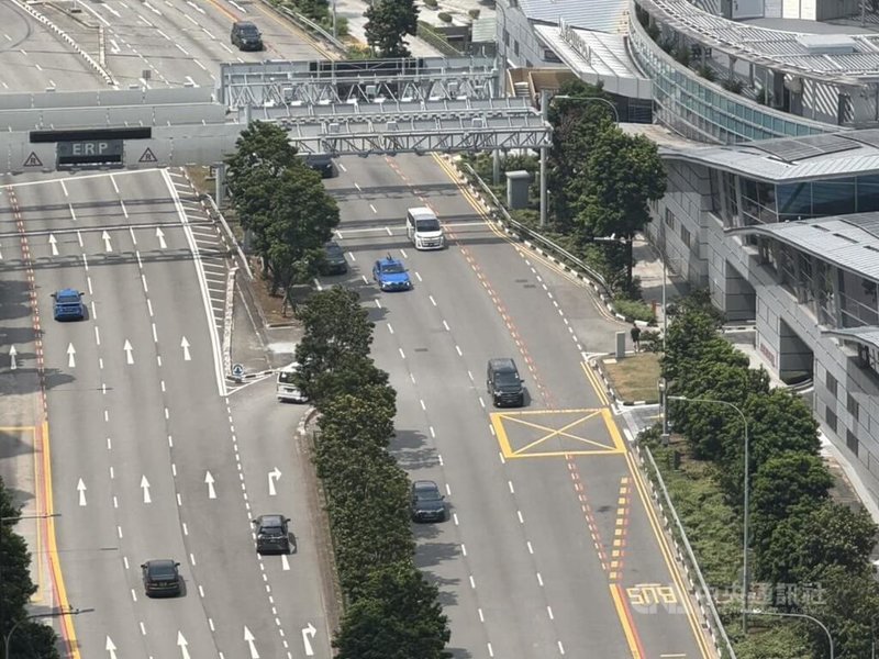 新加坡媒體31日報導，東南亞叫車平台龍頭Grab表示，為了協助司機應對油價上漲的壓力，將調高燃油附加費。圖為新加坡市區街道。中央社記者吳昇鴻新加坡攝　115年3月31日