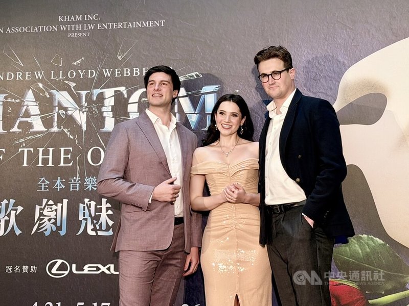 音樂劇「歌劇魅影」31日起在高雄衛武營國家藝術文化中心歌劇院展開全國巡演，演員山繆．溫-莫里斯（Samuel Wyn-Morris）（右起）、葛蕾絲．羅伯茲（Grace Roberts）以及麥卡倫（Rory McCollum）接受媒體訪談。中央社記者趙靜瑜攝　115年3月31日