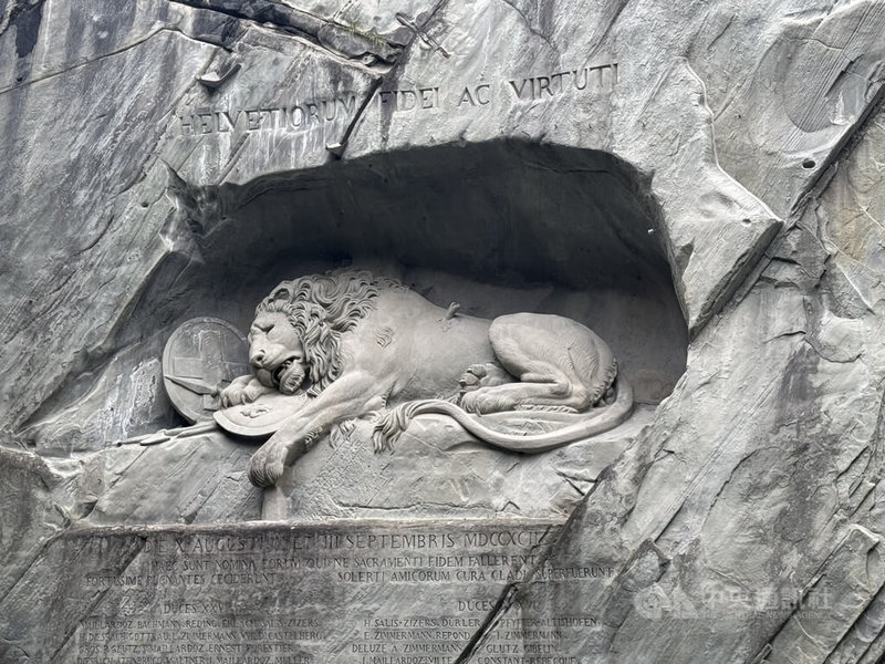 垂死獅子像代表18世紀瑞士傭兵忠誠與英勇犧牲的精神，被美國作家馬克吐溫譽為「世界上最令人悲傷和感動的石像」，也象徵瑞士中立的精神，不參戰與維護和平，是瑞士最重要的紀念碑；如今安全與中立的意義可能要重新詮釋。中央社記者郭芳君琉森攝　115年3月31日