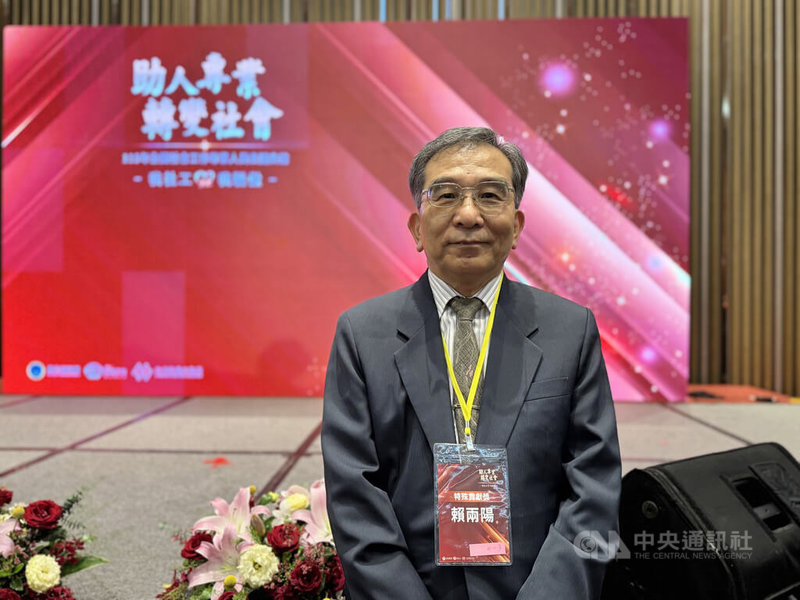 東華大學退休教授賴兩陽（圖）投身社工領域40多年，31日獲衛福部特殊貢獻獎表揚，他也盼制度給予社工更多支持與心理配套，讓這群守望者不再孤單。中央社記者沈佩瑤攝　115年3月31日