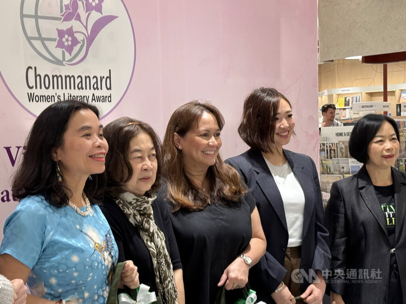 菲律賓作家奧蒂加斯（左3）因著作「陰影街上的房子：寓言」被選入泰國「喬曼娜國際女性文學獎」初選名單，而受邀到曼谷參加作家巡迴活動與讀者見面。中央社記者李宗憲曼谷攝　115年3月31日