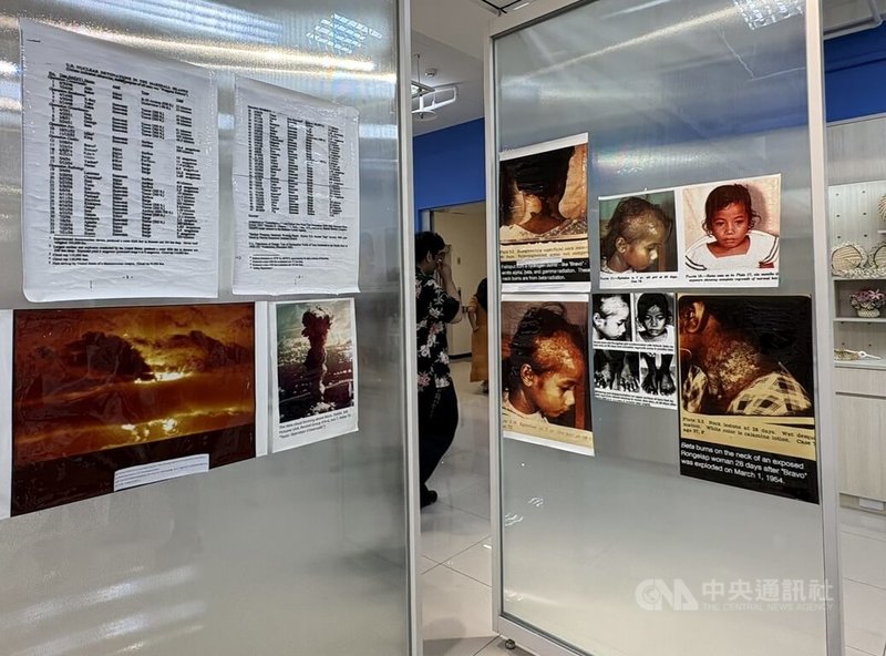 新北市青年局31日協助友邦馬紹爾群島共和國大使館，在新北市青職基地舉辦「核試受難紀念日」活動，現場展示當時核試爆照片，以及對當地人民產生的健康危害。中央社記者曹亞沿攝　115年3月31日