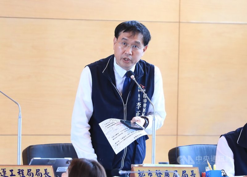 台中市議會31日召開定期會，進行「營建剩餘土方清運車輛新制」專案報告，都發局長李正偉（圖）表示，台中市的建案將延長建照，並規劃短中長期處理土石方方案。中央社記者趙麗妍攝　115年3月31日