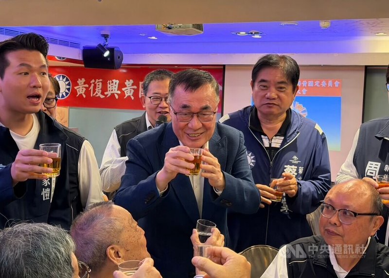 國民黨新北市長參選人李四川（2排中）31日出席國民黨退除役軍人餐會，向與會者敬酒。中央社記者黃旭昇傳真  115年3月31日