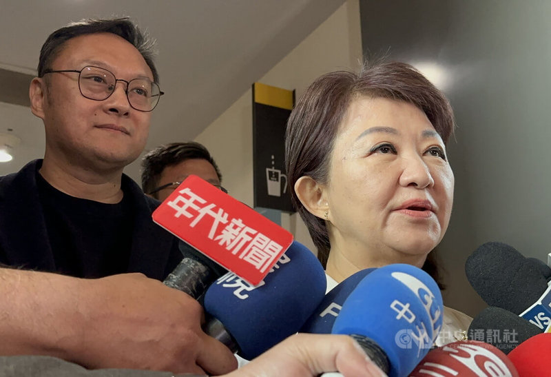 中國國民黨台中市長內參民意調查結果揭曉，由立法院副院長江啟臣勝出；台中市長盧秀燕（右）31日接受媒體聯訪表示，恭喜江啟臣，任重道遠，並呼籲團結、努力，爭取市民支持，贏得勝選。中央社記者趙麗妍攝　115年3月31日