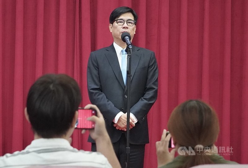 高雄市岡山區碧紅里長李有財等人涉承租廠房非法堆置廢棄物，載往月世界等地棄置。高雄市長陳其邁（中）31日受訪表示，環保局將持續追查不法利得，絕對嚴懲，對於破壞國土保安、環境污染業者，希望法院審理時從重處罰。中央社記者董俊志攝　115年3月31日