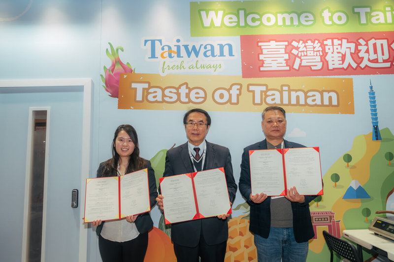 2026英國國際食品飲料展（IFE）30日在倫敦登場，台南市長黃偉哲（中）到場為台南館開幕行銷，並見證鮮饌公司和英國貿易商簽署合作備忘錄。（台南市政府提供）中央社記者張榮祥台南傳真　115年3月31日