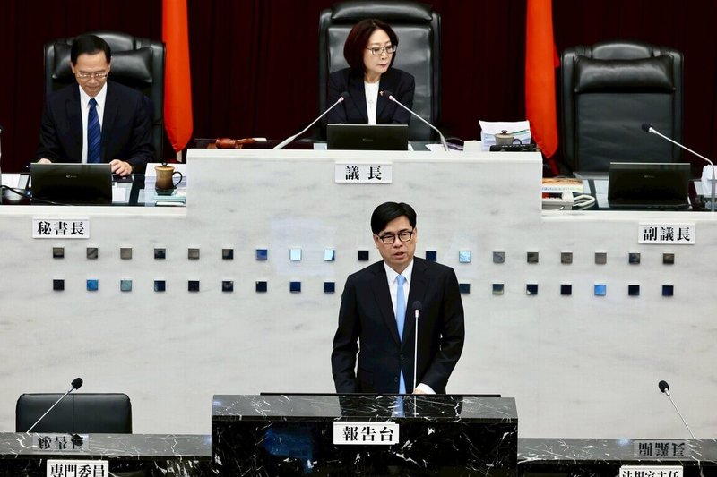 高雄市長陳其邁（前）31日率市府團隊到高雄市議會進行施政報告。後左2為高雄市議長康裕成。（高雄市政府提供）中央社記者蔡孟妤傳真　115年3月31日