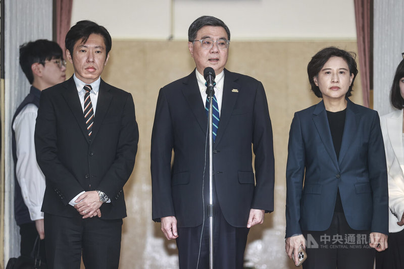 中共總書記習近平邀請國民黨主席鄭麗文參訪中國，行政院長卓榮泰（中）31日上午赴立法院備詢前受訪呼籲，要依照兩岸人民關係條例等規定，任何團體不得與對岸進行政治性協議，這是每位中華民國國民必須謹守的法律規定。右為行政院副院長鄭麗君、左為行政院祕書長張惇涵。中央社記者鄭清元攝　115年3月31日