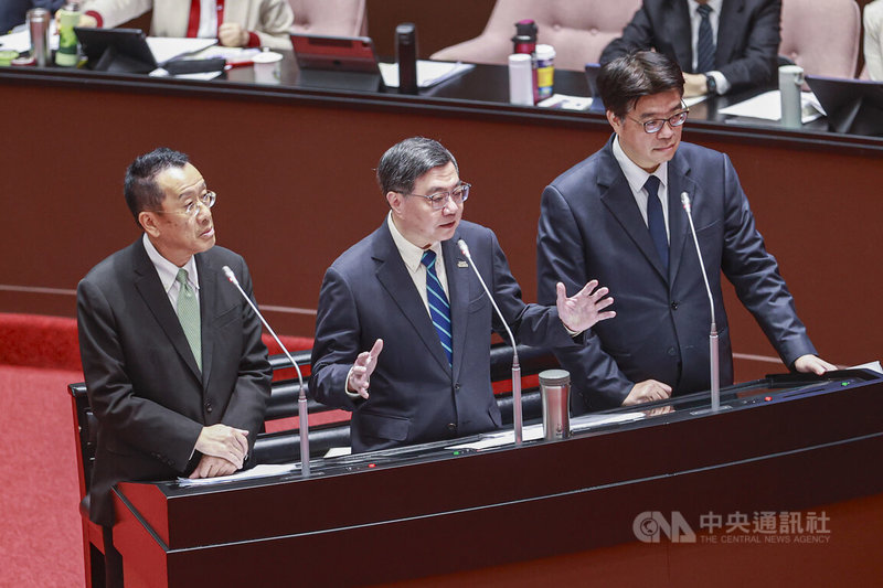 立法院會31日繼續進行施政總質詢，行政院長卓榮泰（中）、國防部長顧立雄（左）、陸委會主委邱垂正（右）列席備詢，就立委質詢國民黨主席鄭麗文率團訪中相關議題進行回應。中央社記者鄭清元攝　115年3月31日