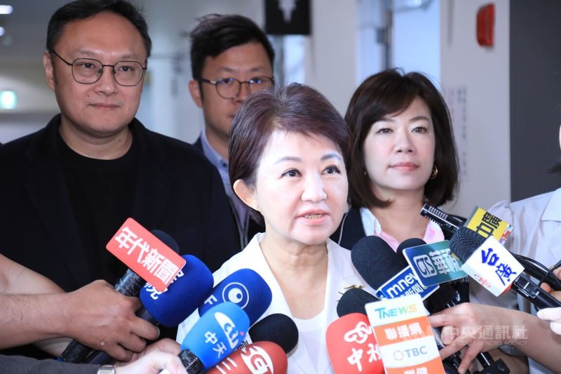 國民黨主席鄭麗文將赴中國訪問。台中市長盧秀燕（前）31日接受媒體聯訪表示，為了台灣的安全、台灣的和平，一定要與人為善、與鄰國為善，不但支持還要給予高度祝福。中央社記者趙麗妍攝　115年3月31日