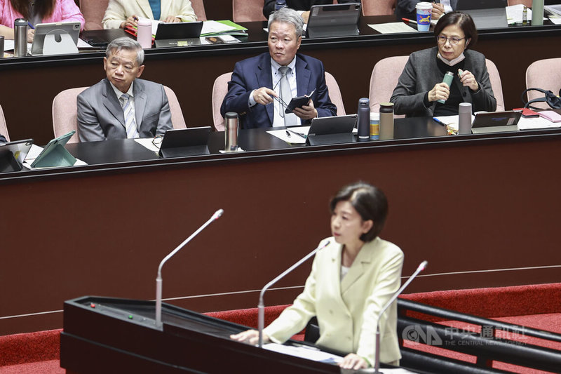 日前辭世的行政院經貿談判辦公室副總談判代表顏慧欣疑似遭職場霸凌，國民黨立委王育敏（前）31日質詢時要求徹查、杜絕霸凌。經貿談判辦公室總談判代表楊珍妮（後排右）列席立法院會。中央社記者鄭清元攝　115年3月31日