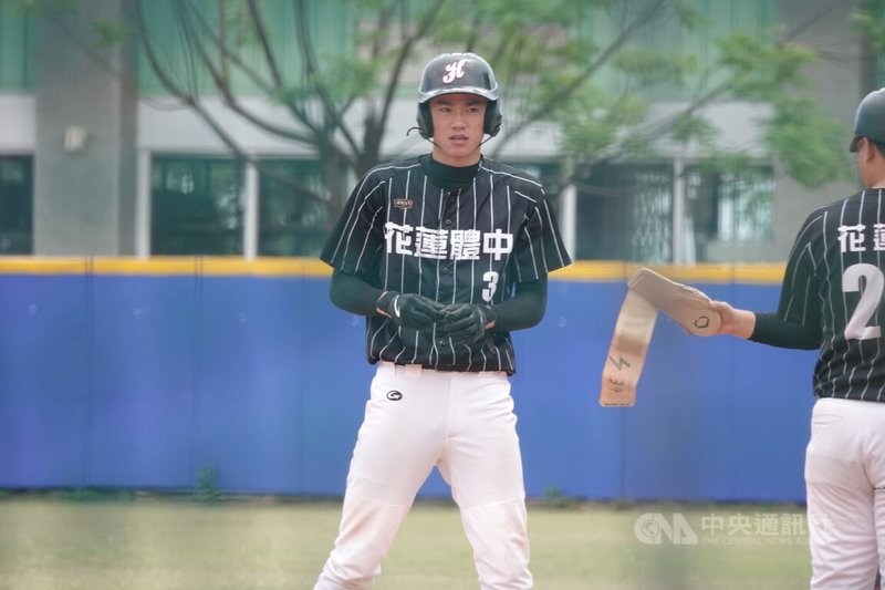 U18東岸聯盟棒球賽花蓮體中31日與台東體中紅隊交手，花體靠著高二羅維倫（圖）安打超前比數，以3比2搶勝。中央社記者謝靜雯攝　115年3月31日