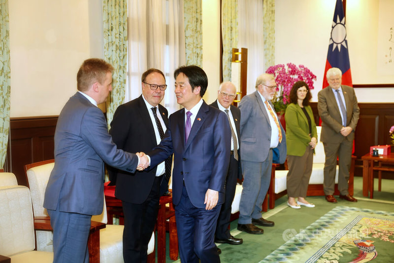 總統賴清德（左3）31日下午在總統府接見英國國會「台英國會小組」訪問團，盼英國繼續支持台灣加入跨太平洋夥伴全面進步協定（CPTPP），共同開創繁榮發展的印太經貿新局。中央社記者王飛華攝　115年3月31日