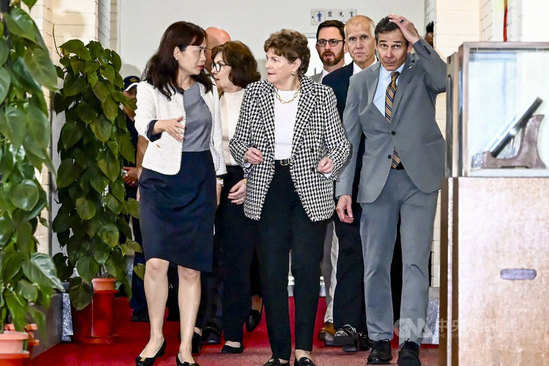 美國聯邦參議院外交委員會民主黨首席議員夏亨(Jeanne Shaheen)(前中)及共和黨參議員匡希恆(John Curtis)(前右)所率跨黨派訪團來台,31日晚間拜會立法院,與立法院長韓國瑜、副院長江啟臣等人會晤。中央社記者鄭清元攝 115年3月31日