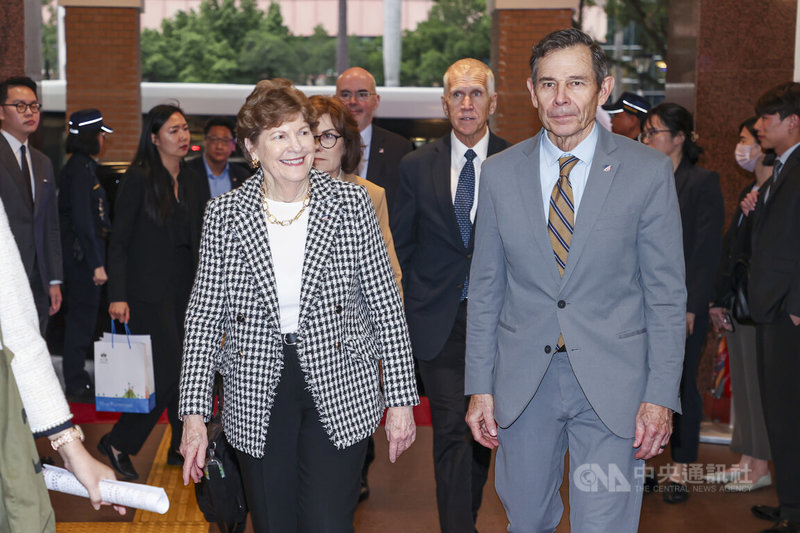 美國聯邦參議院外交委員會民主黨首席議員夏亨(Jeanne Shaheen)(左)及共和黨參議員匡希恆(John Curtis)(右)所率跨黨派訪問團31日傍晚到立法院拜會。中央社記者鄭清元攝 115年3月31日