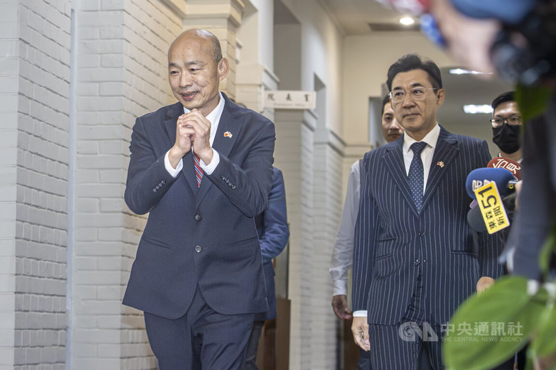 美國聯邦參議院跨黨派訪團來台,31日晚間拜會立法院,院長韓國瑜(左)與副院長江啟臣(右)會後走出會議室,向現場守候媒體拱手致意。中央社記者鄭清元攝 115年3月31日