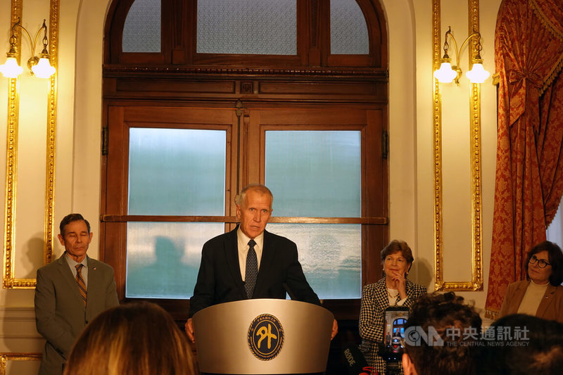 美國聯邦參議員跨黨派訪團31日舉辦記者會,美國聯邦參議院「台灣連線」共同主席提里斯(Thom Tillis)說,台灣需要足夠資金建立不對稱作戰能力。中央社記者楊堯茹攝 115年3月31日