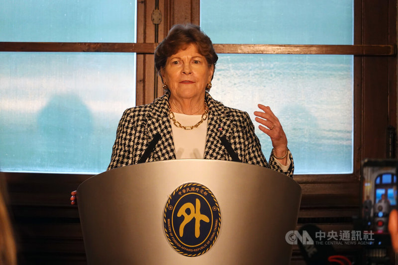 美國聯邦參議員跨黨派訪團31日在台北賓館舉辦記者會，美國聯邦參議院外交委員會民主黨首席議員夏亨（Jeanne Shaheen，另譯：夏欣）致詞並回應媒體提問。中央社記者楊堯茹攝　115年3月31日