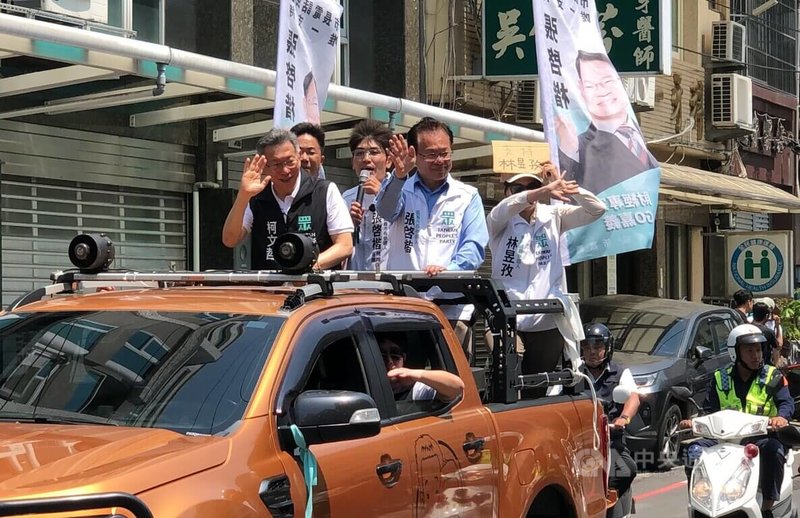 前台灣民眾黨主席柯文哲(前左)31日陪民眾黨嘉義市長參選人張啓楷(前右)車隊掃街拜票。中央社記者黃國芳攝 115年3月31日