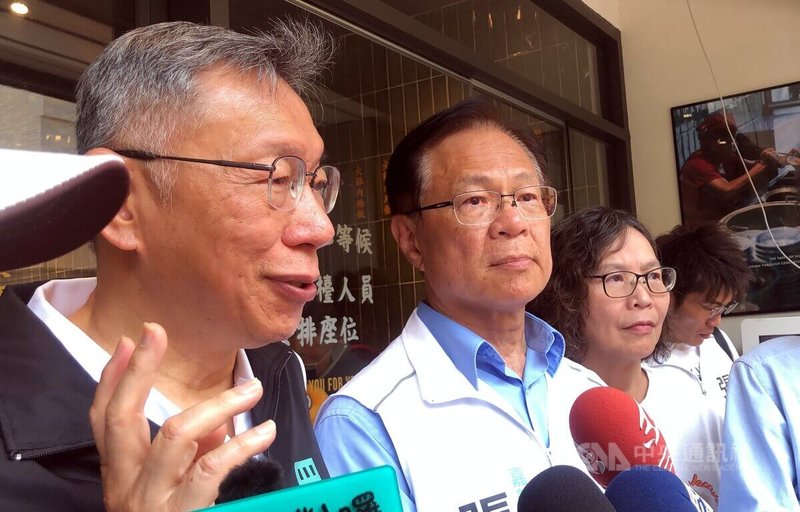 中國國民黨主席鄭麗文4月參訪中國，前台灣民眾黨主席柯文哲（左）31日受訪表示，在台灣主體性、自主性鞏固條件下，才有互相認識、了解、尊重、合作及諒解，兩岸還是可交流，但原則要把握住。中央社記者黃國芳攝　115年3月31日