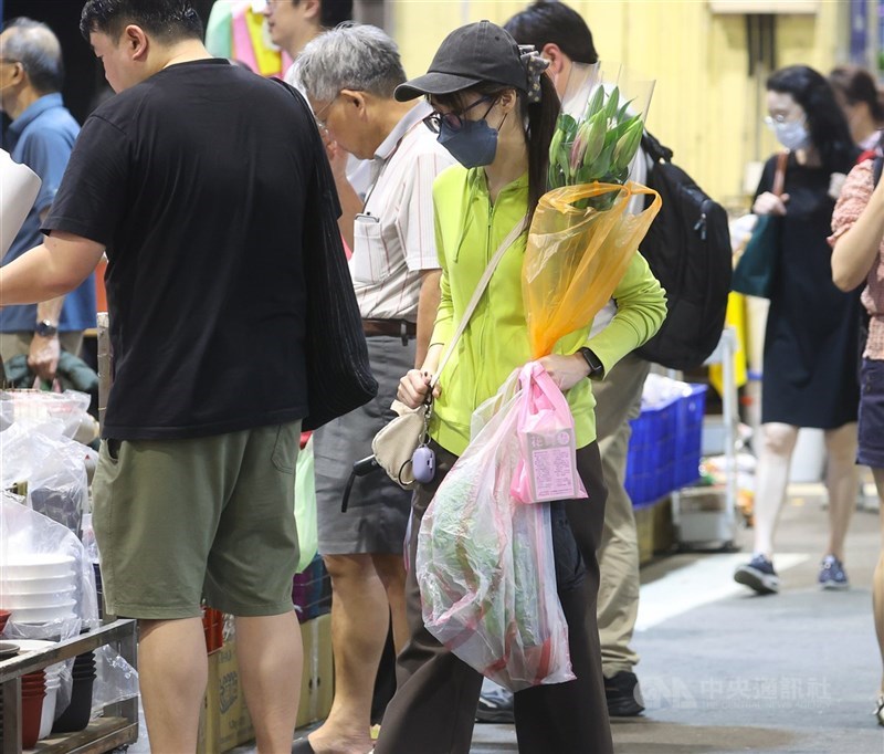 受中東戰爭影響，傳出塑膠袋供應吃緊與價格調整壓力，經濟部已協調小北百貨及振宇五金等零售通路業者穩定供貨，並由產發署強化上游產能調度。（中央社檔案照片）