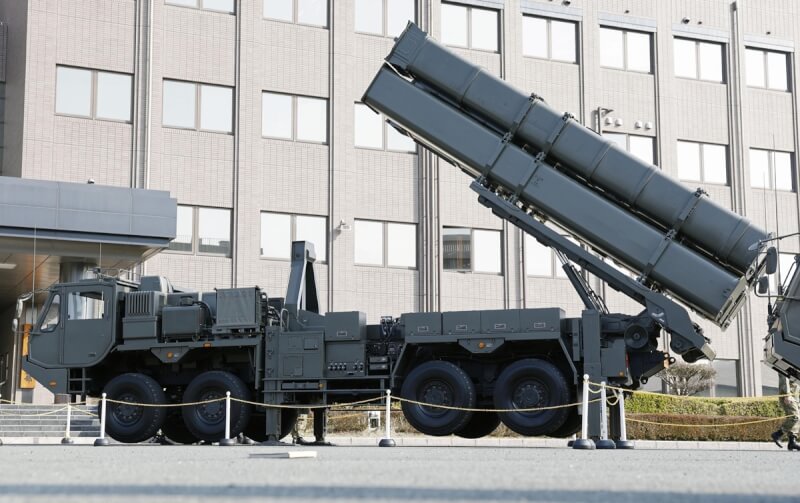 日本陸上自衛隊在熊本駐地配備「25式陸基反艦飛彈」，日前對外展示發射器。（共同社）