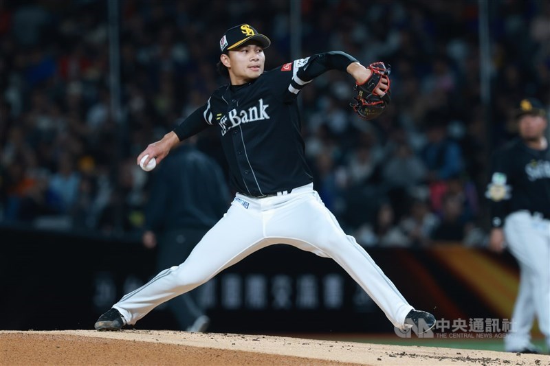 日本職業棒球福岡軟銀鷹隊25歲投手徐若熙（圖）預計4月1日先發對戰東北樂天金鷲隊。（中央社檔案照片）