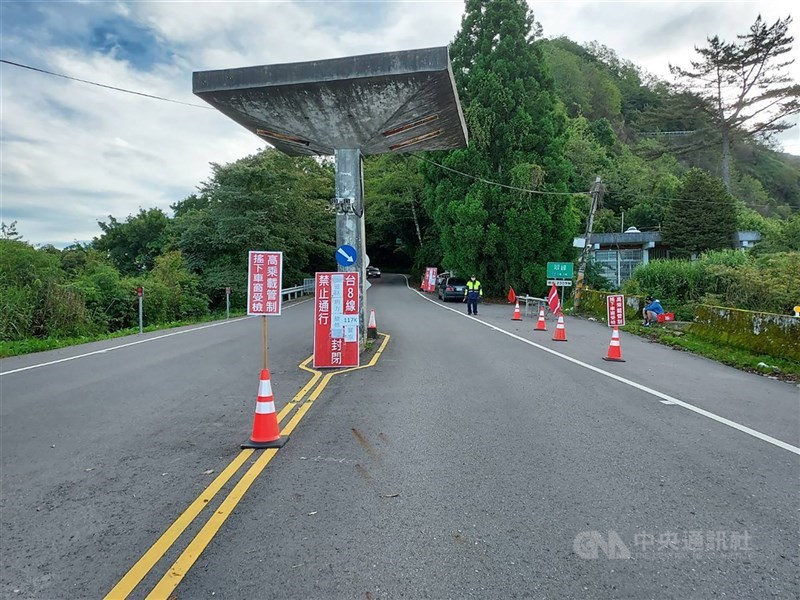 迎接合歡山花季，4月11日至6月14日例假日及勞動節連假上午6時至11時，於台14甲線翠峰至大禹嶺路段實施高乘載管制，並視壅塞情形執行流量管制。圖為翠峰端管制站。（中央社檔案照片）