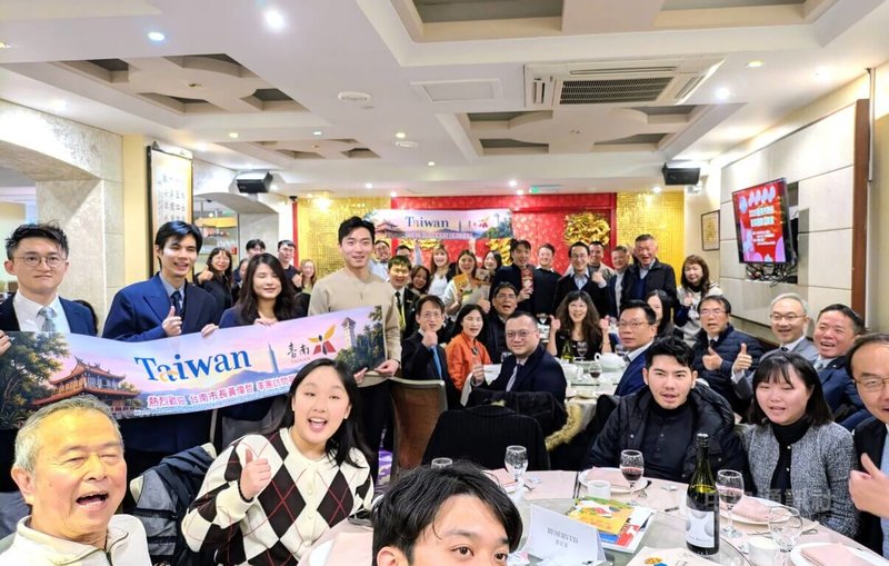 台南市長黃偉哲（前第2排右3）率領台南廠商參加英國規模最大的國際食品飲料展（IFE），29日晚間在駐英國代表姚金祥（前第2排右2）陪同下，與在英台商等僑界人士餐敘，交流市場觀察和各領域實務經驗。中央社記者陳韻聿倫敦攝　115年3月31日