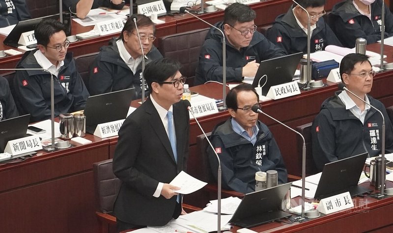 高雄市議會31日進行市長施政報告與質詢，市長陳其邁（前左）列席答詢說明。中央社記者董俊志攝 115年3月31日