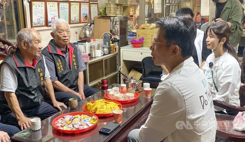 參選新北市長的民眾黨主席黃國昌（前右）31日前往樹林區樹德宮進香祈福，並與廟方主委王吉二（左2）及幹部等交流。中央社記者黃旭昇攝  115年3月31日