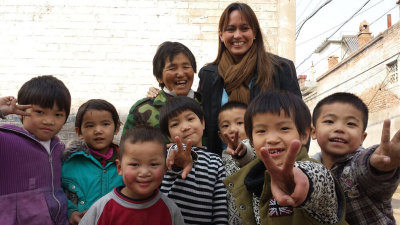 前戰地記者、菲律賓作家奧蒂加斯（後右）2013年曾到中國山西採訪一名收養超過30名身障兒童的婦女，其中許多孩子因當時中國實施一胎化制度而遭父母遺棄。她指出，多年來，該婦女將這些孩子視如己出，但導致她與當地政府關係緊張。（奧蒂加斯提供）中央社記者李宗憲曼谷傳真　115年3月31日