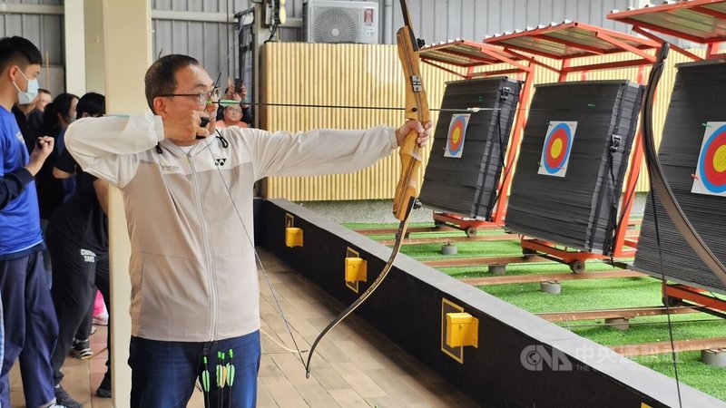 為迎接115年全國身心障礙國民運動會，新北市體育局31日在三重國民運動中心舉辦特教生射箭活動，市長侯友宜（前）也親自下場體驗。中央社記者王鴻國攝　115年3月31日