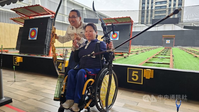 為迎接115年全國身心障礙國民運動會，新北市體育局31日在三重國民運動中心舉辦特教生射箭活動，市長侯友宜（左）與全障運射箭選手黃貞燕（右）合影。中央社記者王鴻國攝　115年3月31日