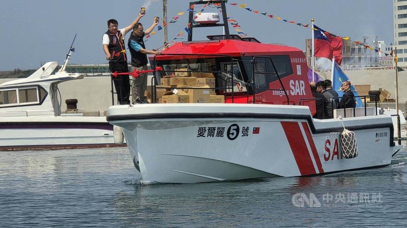 「愛爾麗醫療集團捐贈救生船儀式暨下水典禮」31日在馬公市案山漁港舉行,澎湖縣消防局表示,「愛爾麗5號」救生船長10.8公尺、寬3.4公尺,巡航速度最高可達50節,可持續長達12小時作業。中央社 115年3月31日